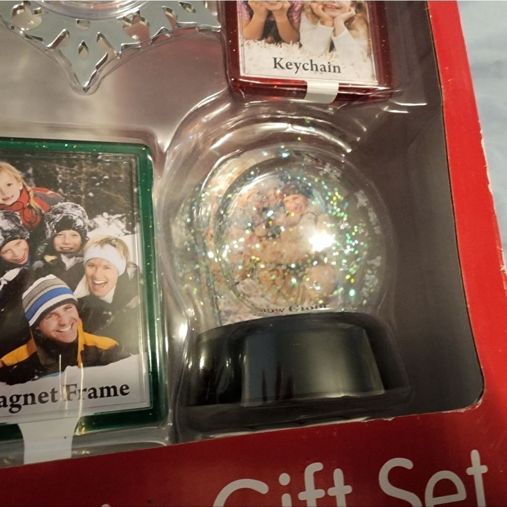 HOLIDAY Photo Gift Set, picture frames, picture globe. New in box - Picture 6 of 7